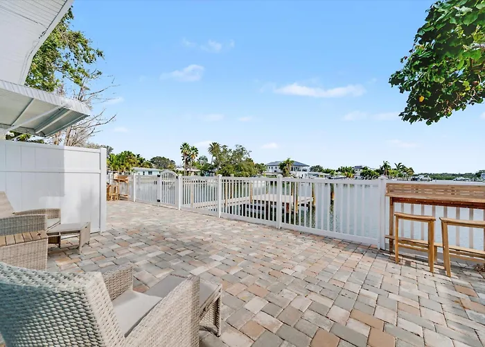 Apartment Waterfront & Pet Friendly Boat Dock Walk 2