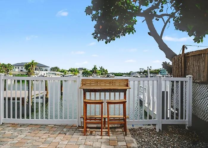 Waterfront & Pet Friendly Boat Dock Walk 2 *